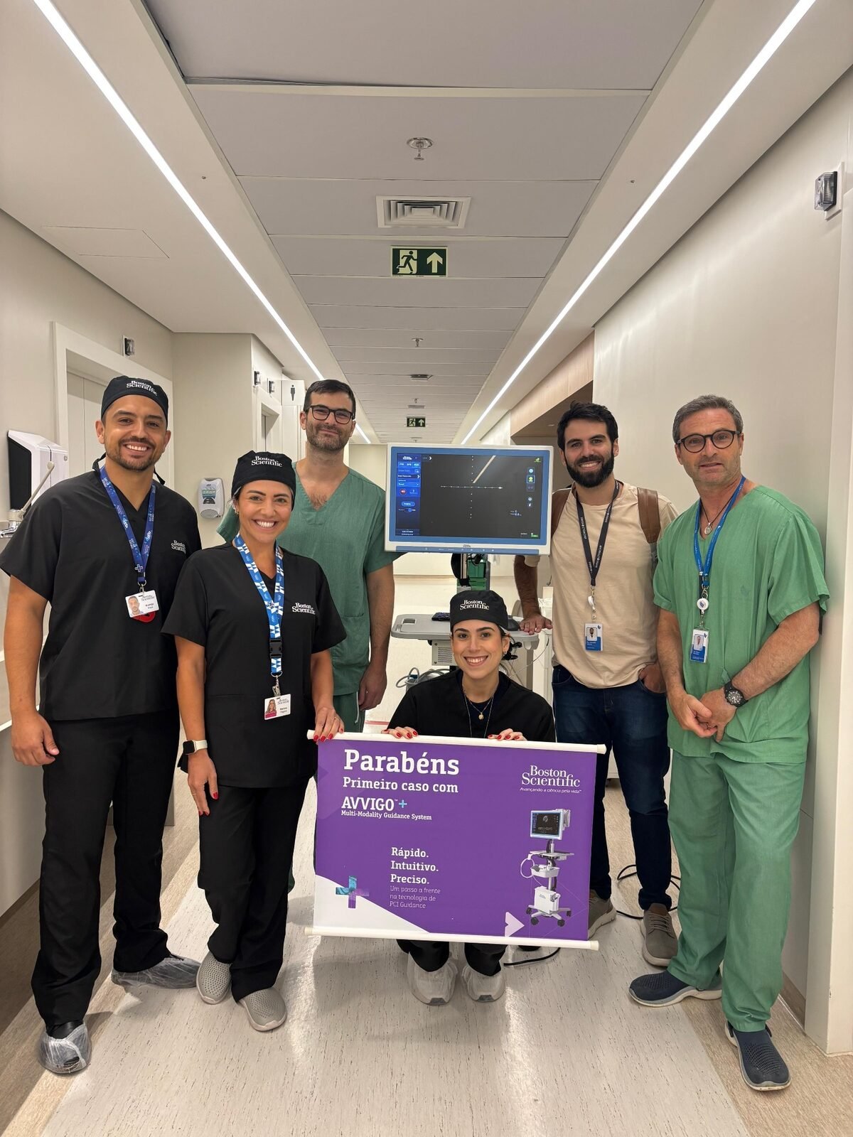 Equipe de hemodinâmica após primeiro caso com sistema de guidance intravascular