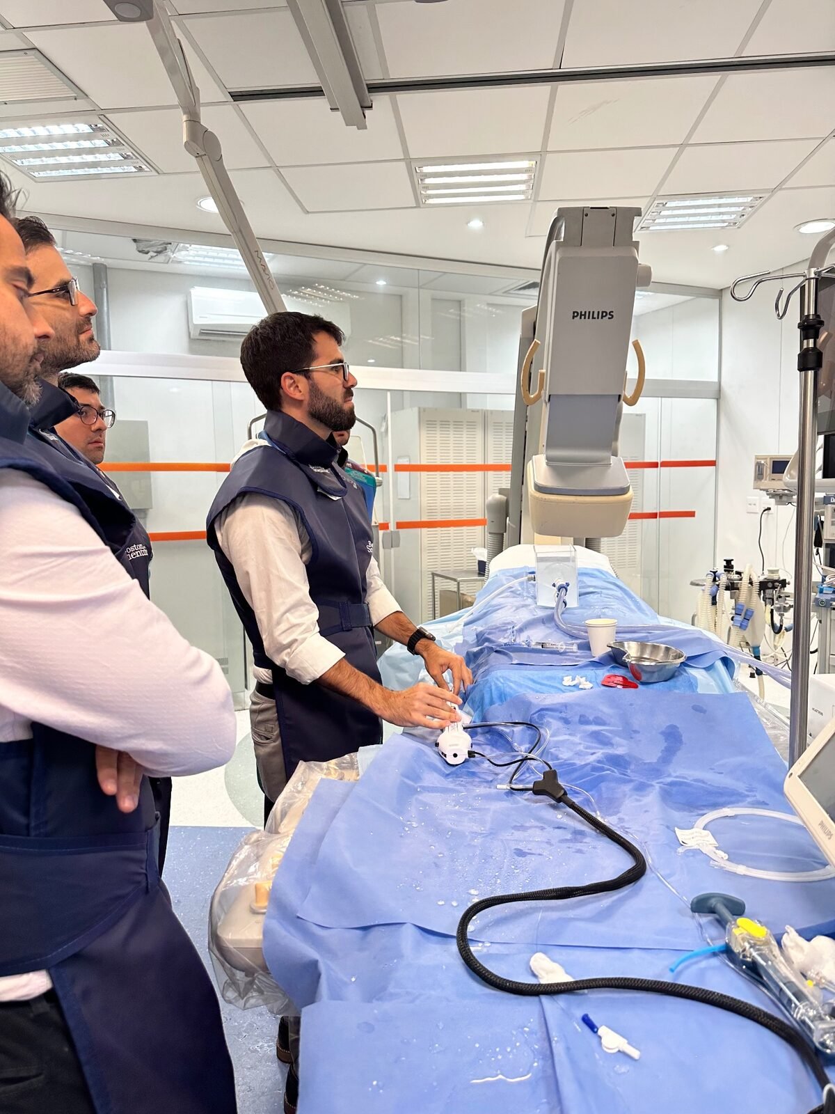 Procedimento em sala de hemodinâmica com equipe acompanhando
