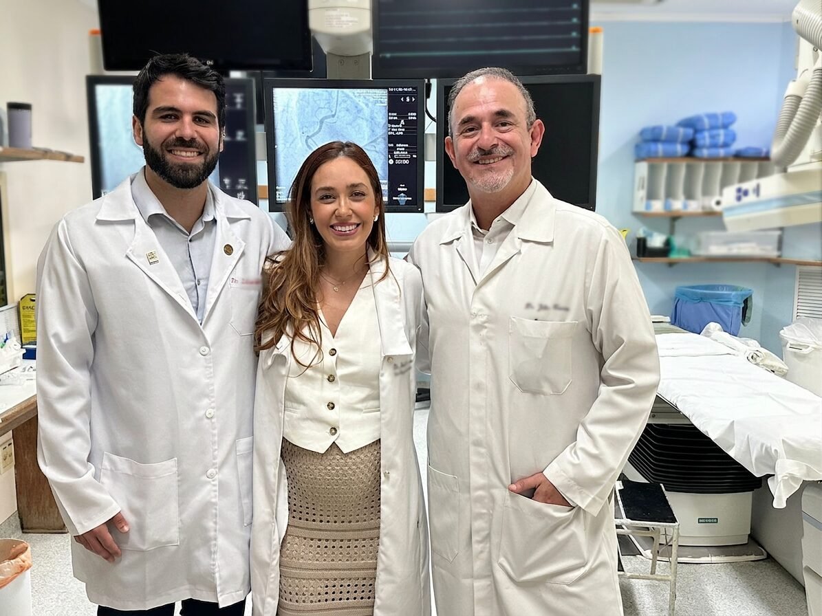 Equipe médica na sala de cateterismo